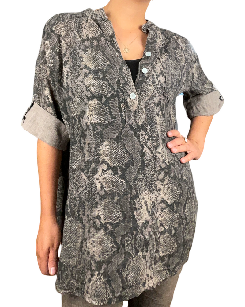 Blouse brune pour femme avec imprimé de peau de serpent.