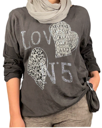 Foulard gris souris pour femme avec chandail brun et boucle d'ajustement.