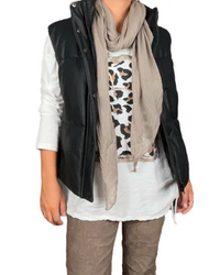 Chandail blanc pour femme avec imprimé d'un carré animal print avec veste d'hiver.