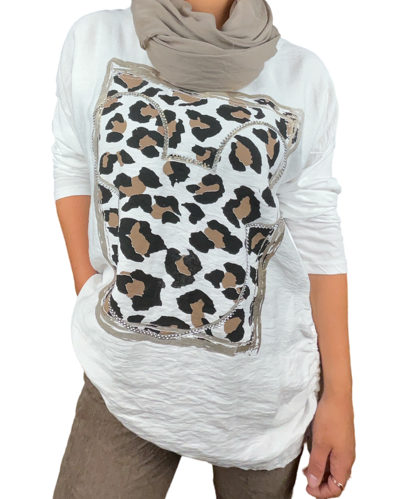 Chandail blanc pour femme avec imprimé d'un carré animal print avec foulard.