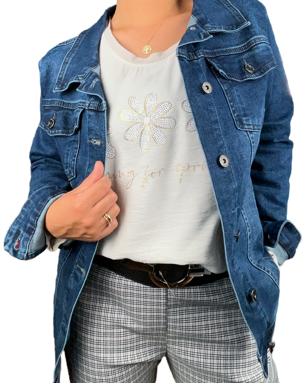 Chandail beige pour femme avec imprimé de marguerites avec veste en jeans.