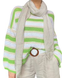 Chandail femme à manches longues en tricot rayé vert et beige avec foulard beige.