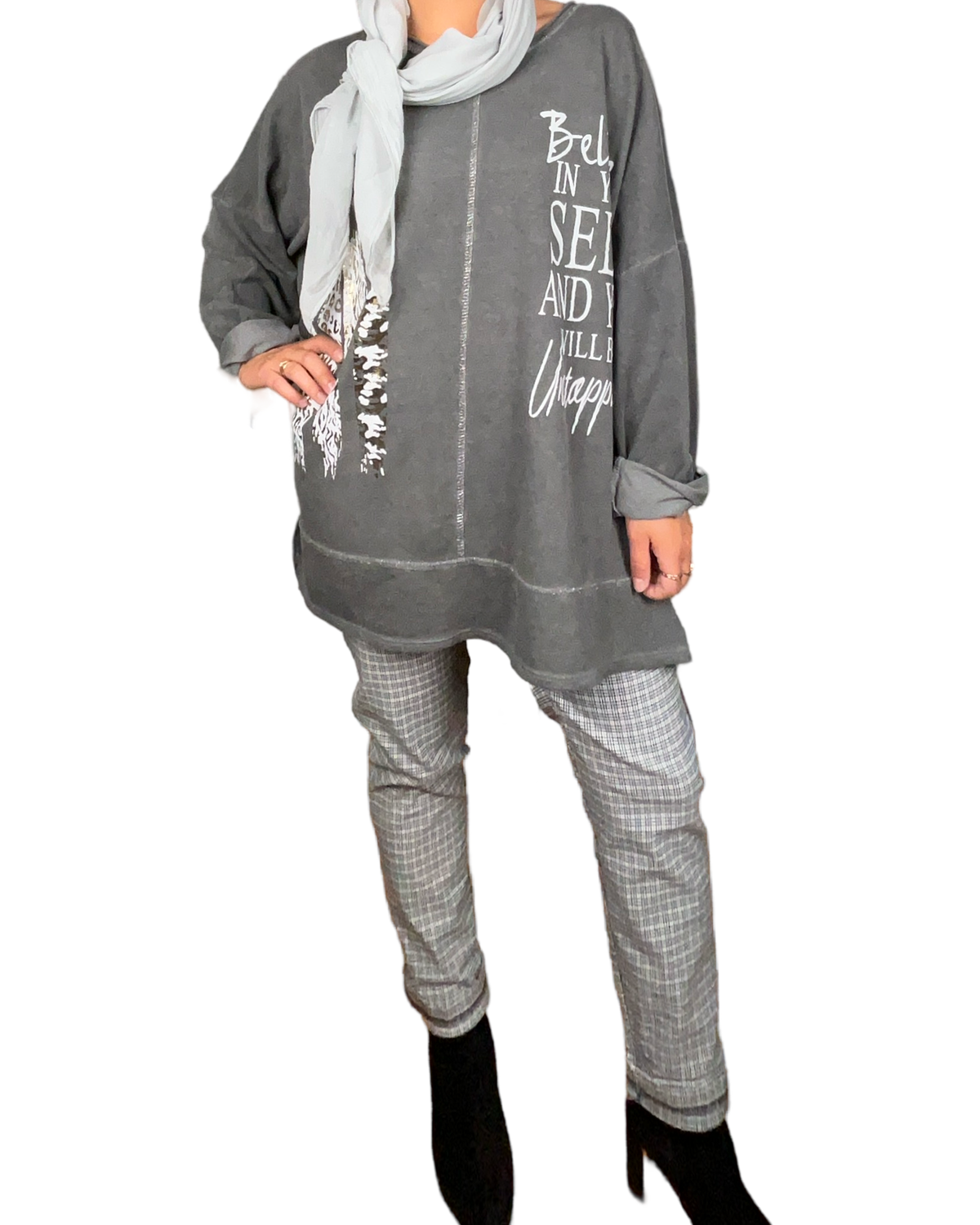 Chandail gris pour femme avec imprimé d'un texte blanc avec foulard et pantalon.