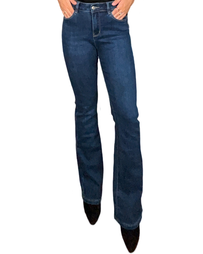 Jeans flare pour femme à taille haute bleu foncé.