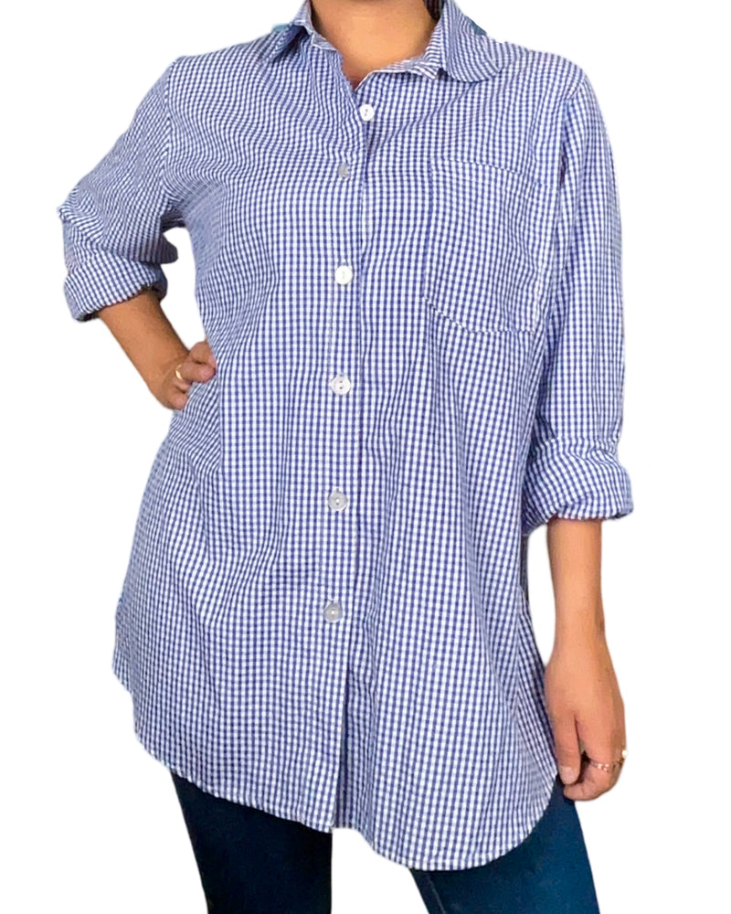 Chemise carottée blanc et bleu pour femme.