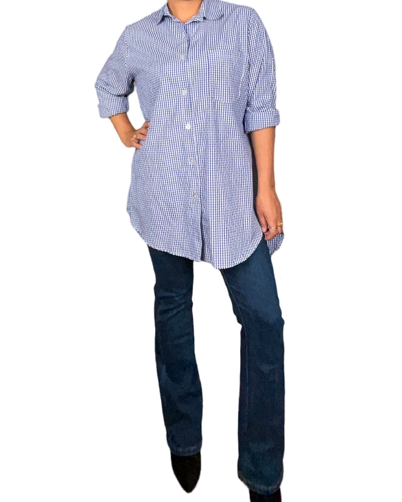 Chemise carottée blanc et bleu pour femme avec jeans flare.