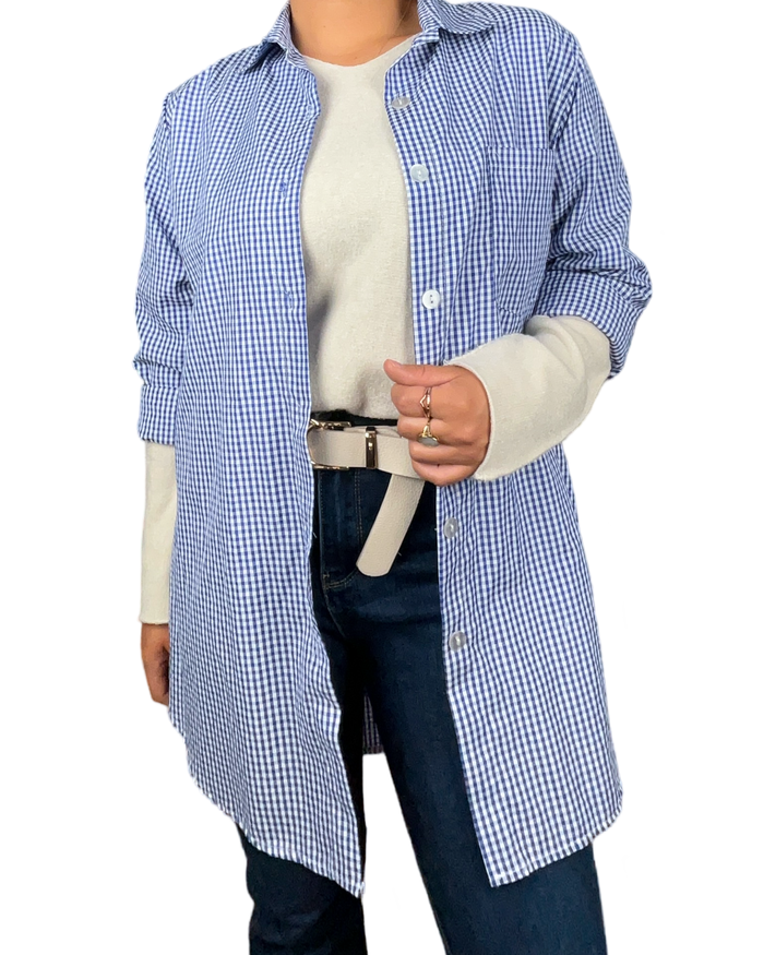 Chemise carottée blanc et bleu pour femme avec chandail à l'intérieur.