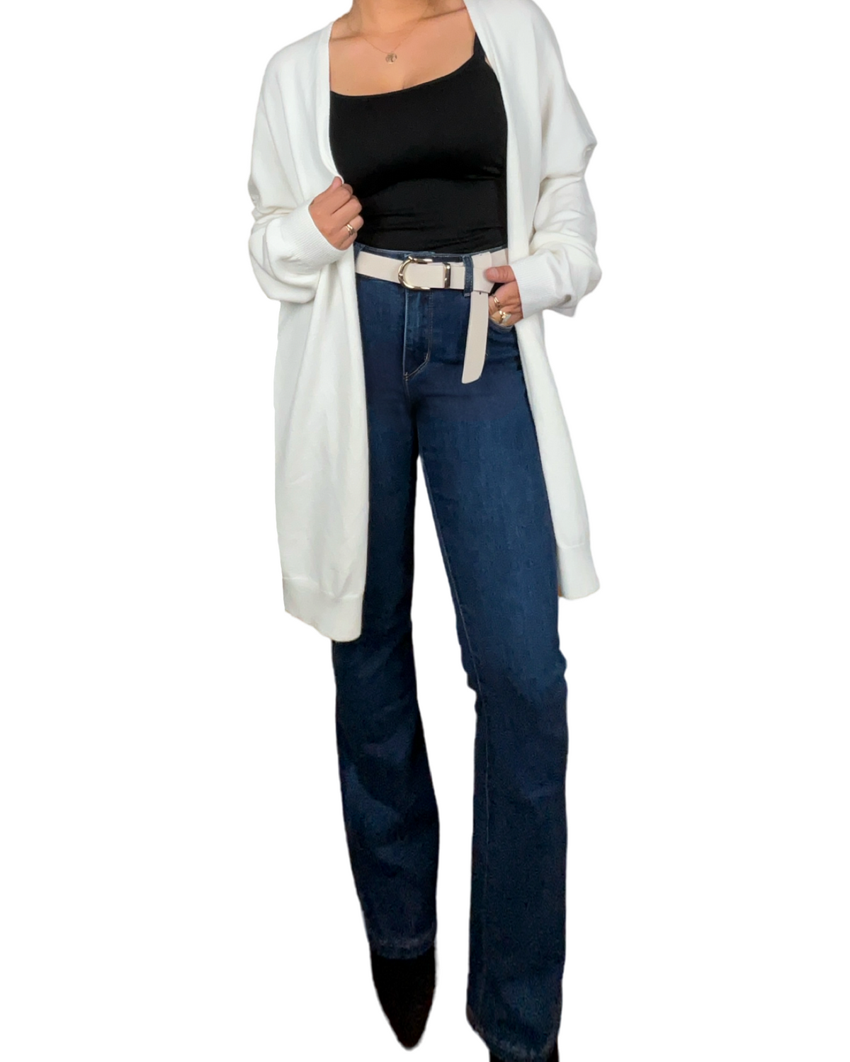 Jeans flare pour femme à taille haute bleu foncé avec cardigan, ceinture et camisole gainante.