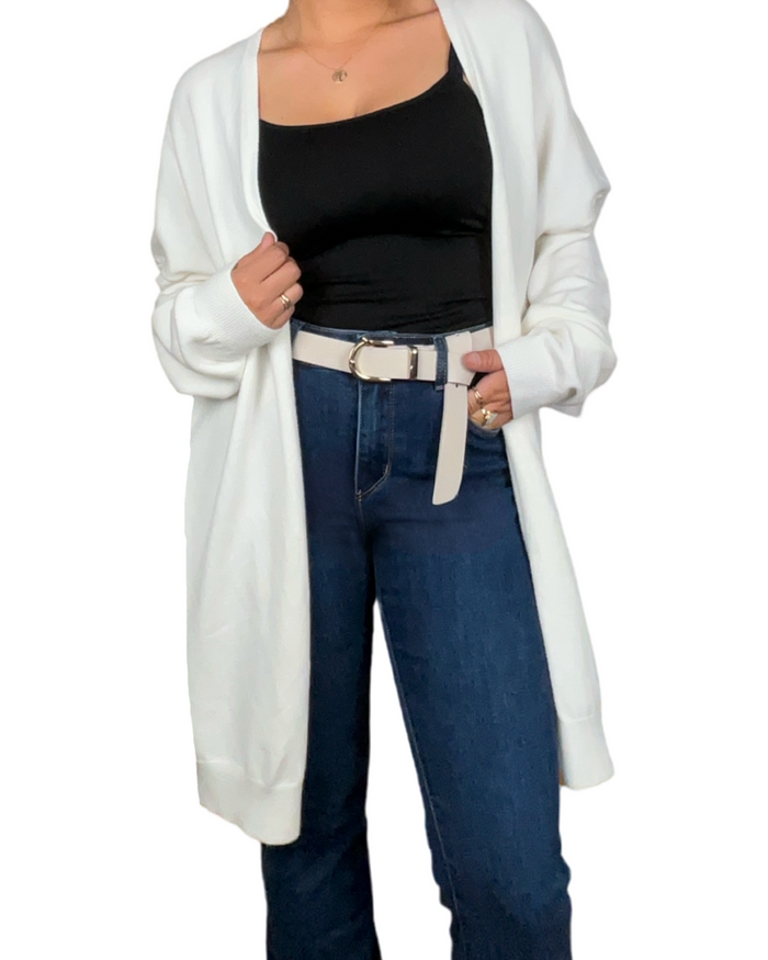 Cardigan long blanc crème à manche longue pour femme avec ceinture.