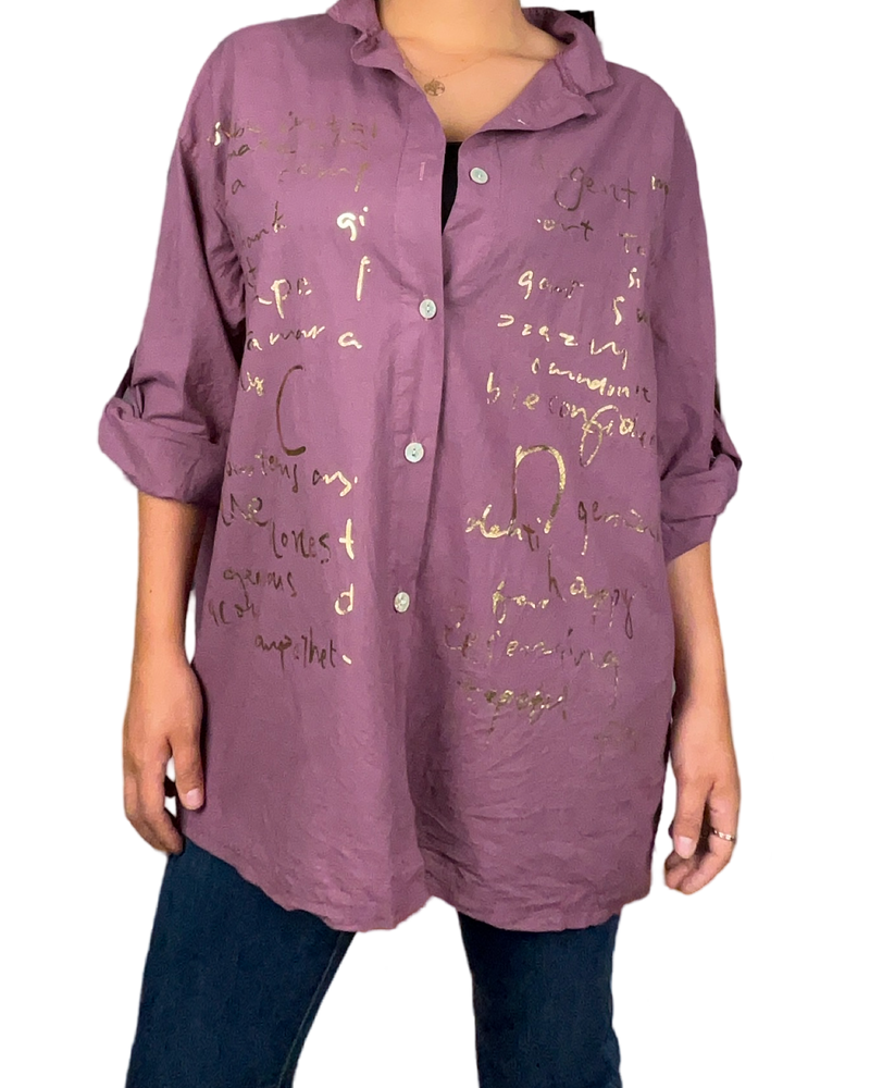 Chemise prune pour femme avec imprimé d'écritures dorées.