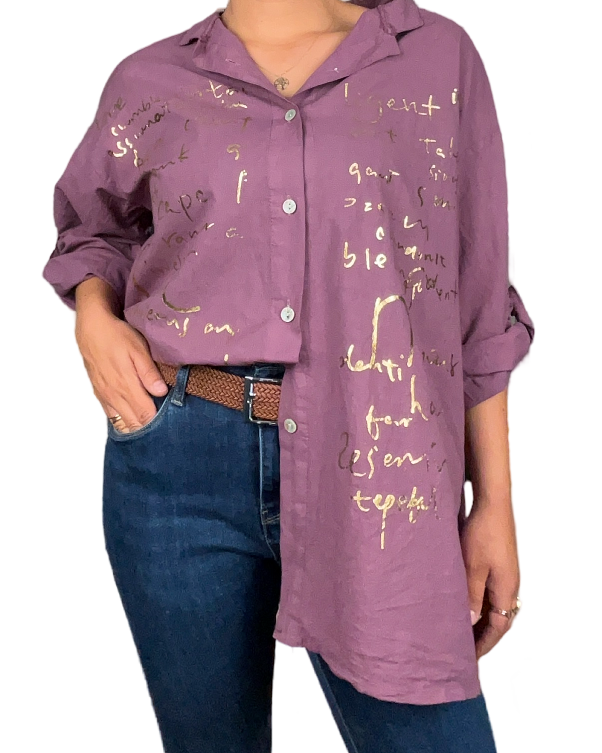 Chemise prune pour femme avec imprimé d'écritures dorées avec un côté à l'intérieur du jeans.