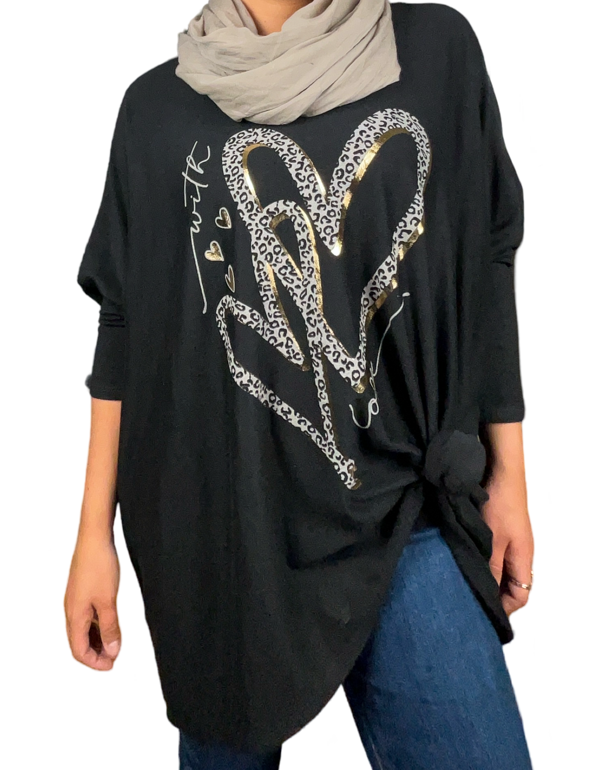 Chandail noir pour femme avec imprimé de cœurs avec foulard. 