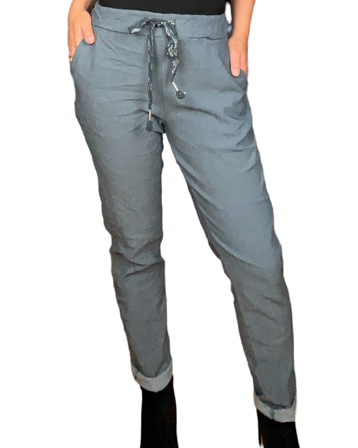 Pantalon gris pour femme à taille élastique avec cordon.