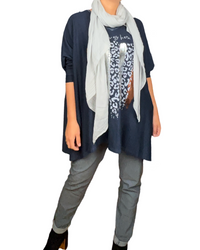 Chandail bleu marin pour femme avec imprimé '' Love lives here'' avec pantalon gris.