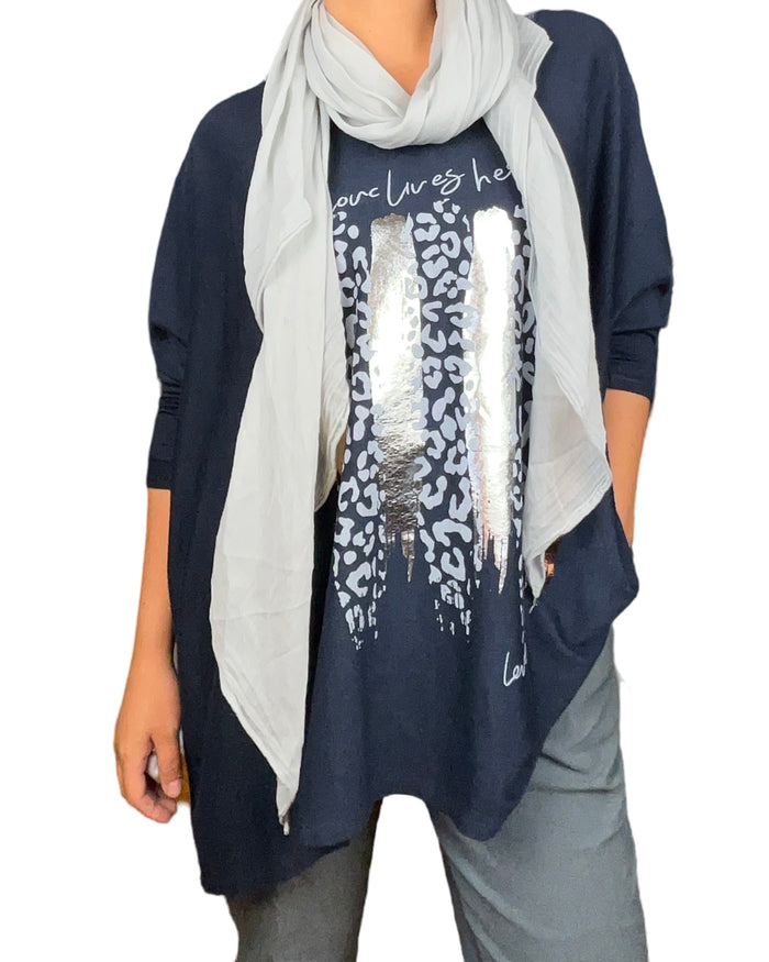 Chandail bleu marin pour femme avec imprimé '' Love lives here'' avec foulard.