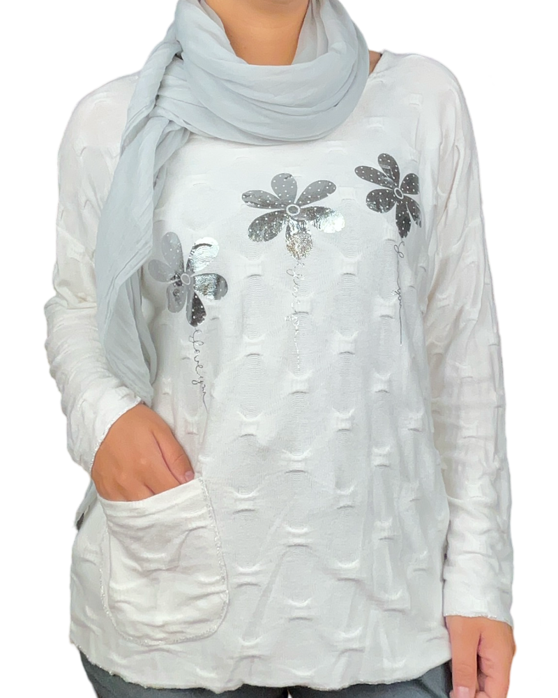 Chandail blanc pour femme avec imprimé de fleurs argentées avec foulard gris.