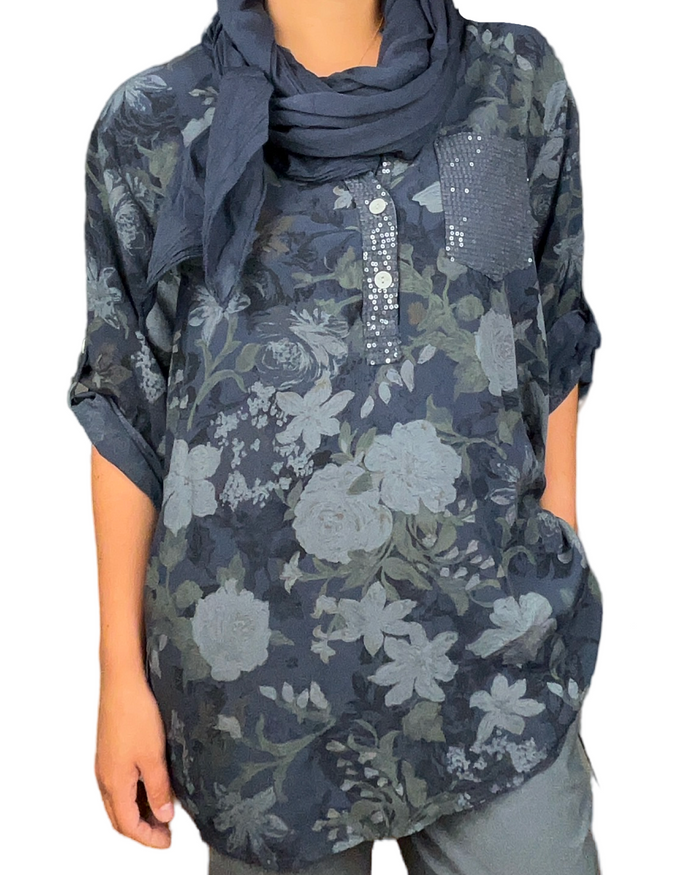 Blouse bleu marin pour femme avec imprimé de fleurs avec foulard bleu marin.