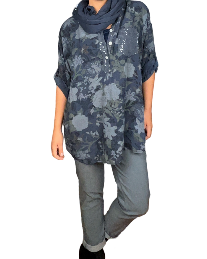 Blouse bleu marin pour femme avec imprimé de fleurs avec pantalon gris.