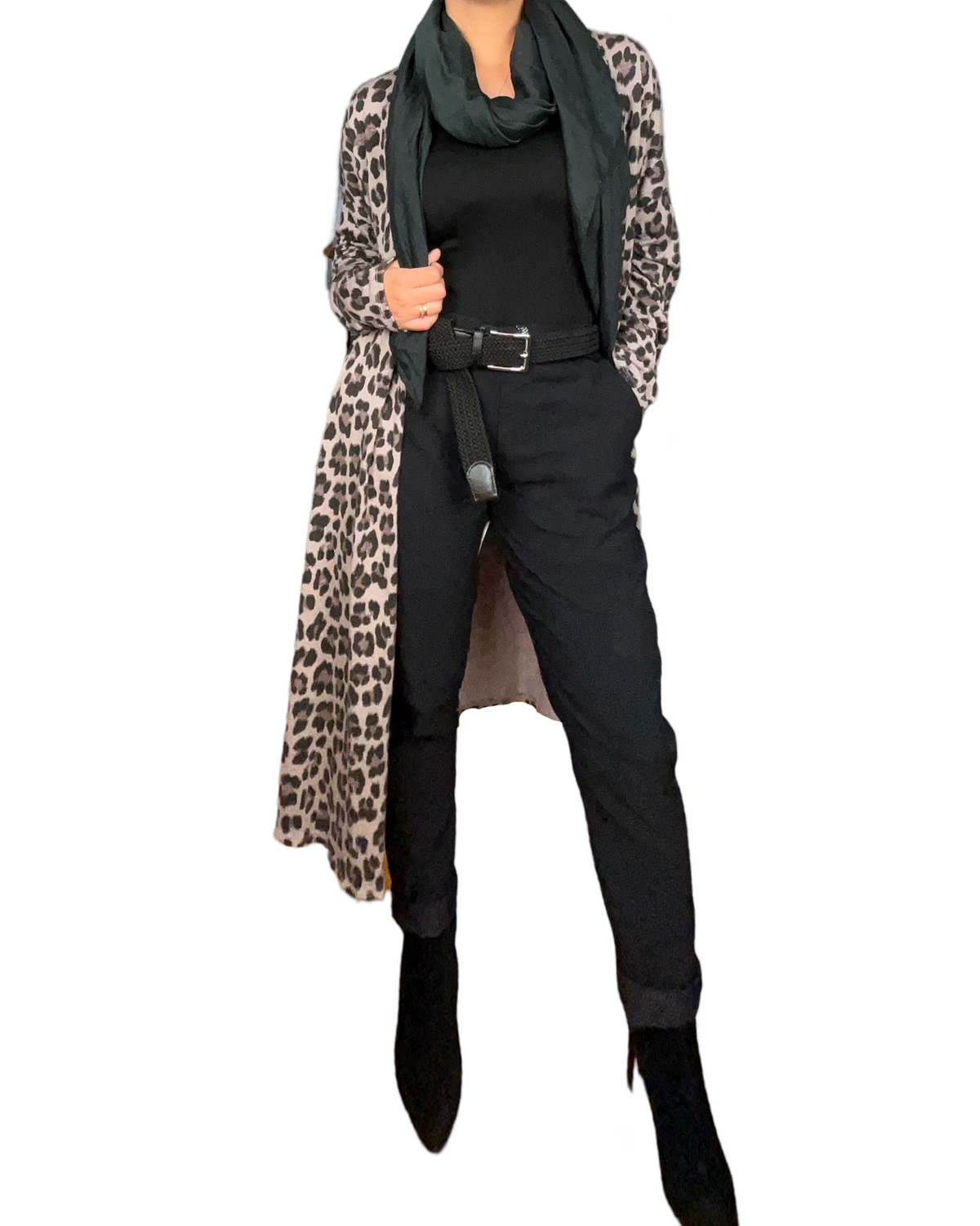 Cardigan long moka avec imprimé de léopard pour femme avec foulard noir, pantalon noir et ceinture noire.