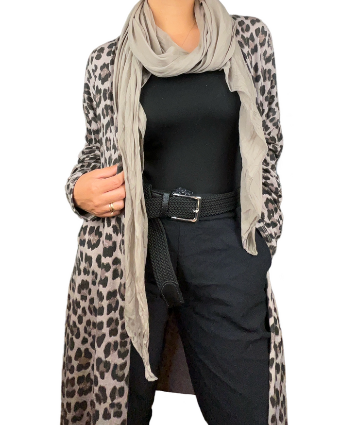 Cardigan long moka avec imprimé de léopard pour femme avec foulard beige et camisole gainante noire.