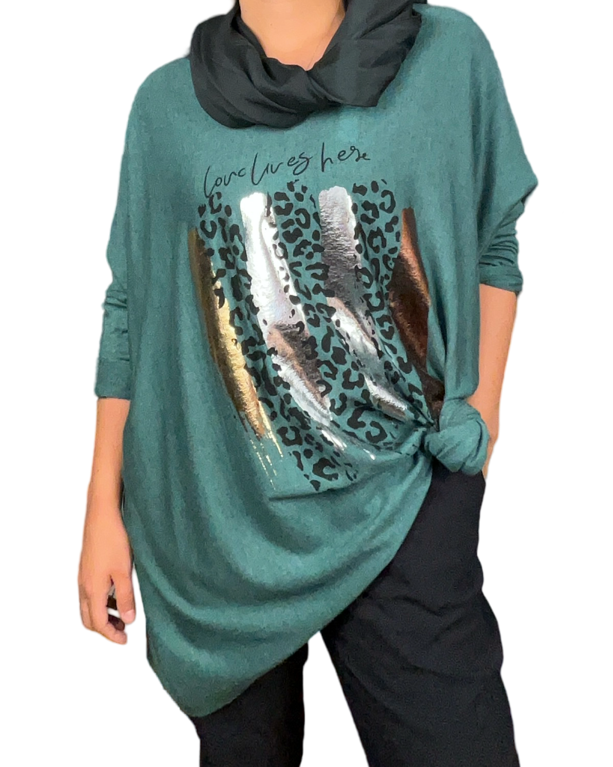 Chandail vert pour femme avec imprimé '' Love lives here'' avec foulard noir.