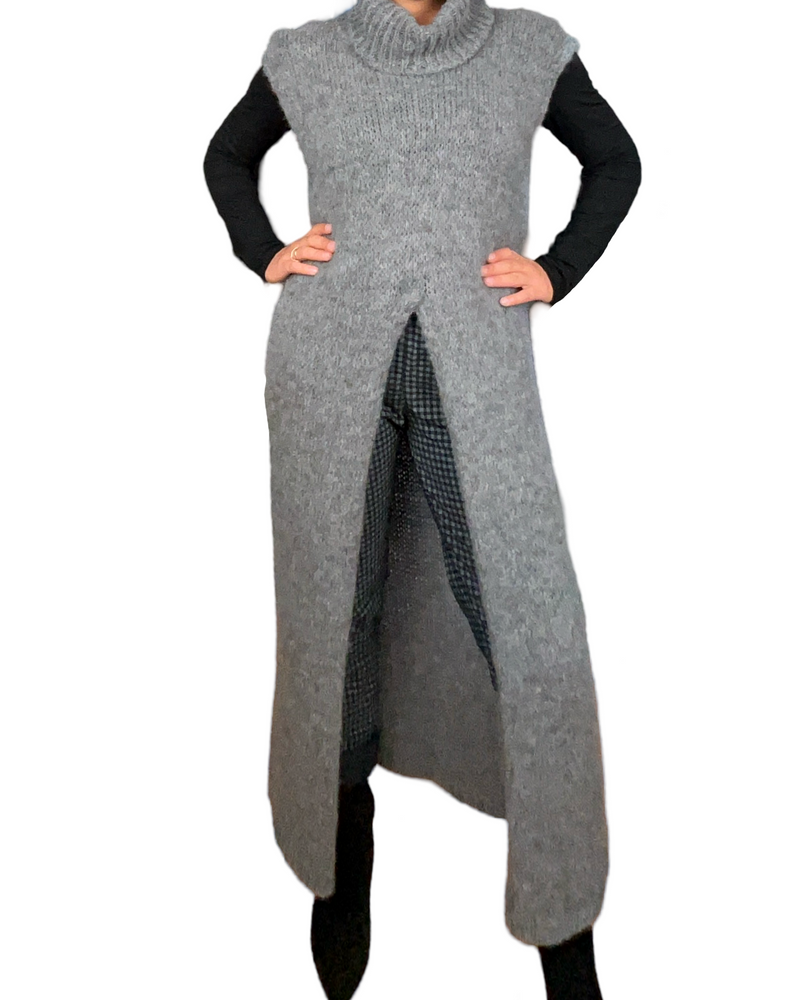 Débardeur gris en tricot avec col roulé pour femme avec pantalon carotté.