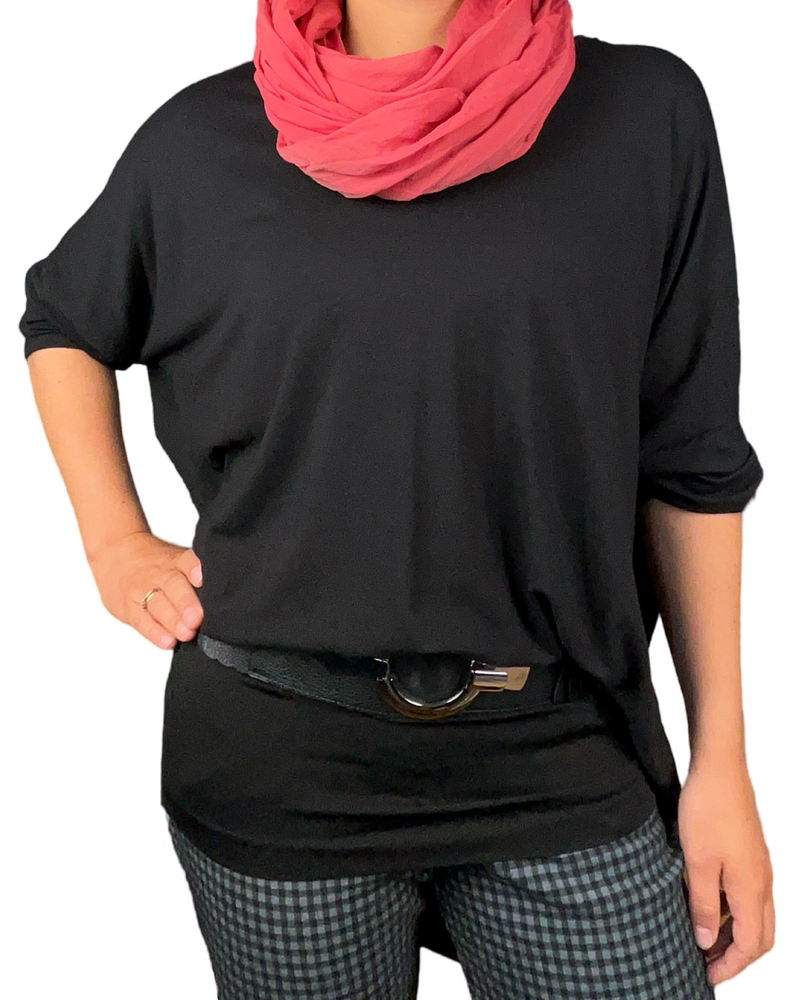 Chandail noir uni pour femme à manche 3/4 avec foulard et ceinture.