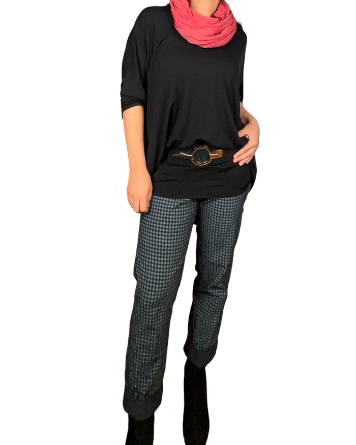 Chandail noir uni pour femme à manche 3/4 avec pantalon carotté.