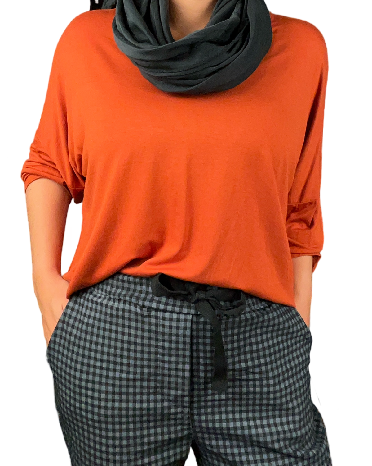 Chandail orange épicé pour femme à manche 3/4 avec foulard gris foncé.