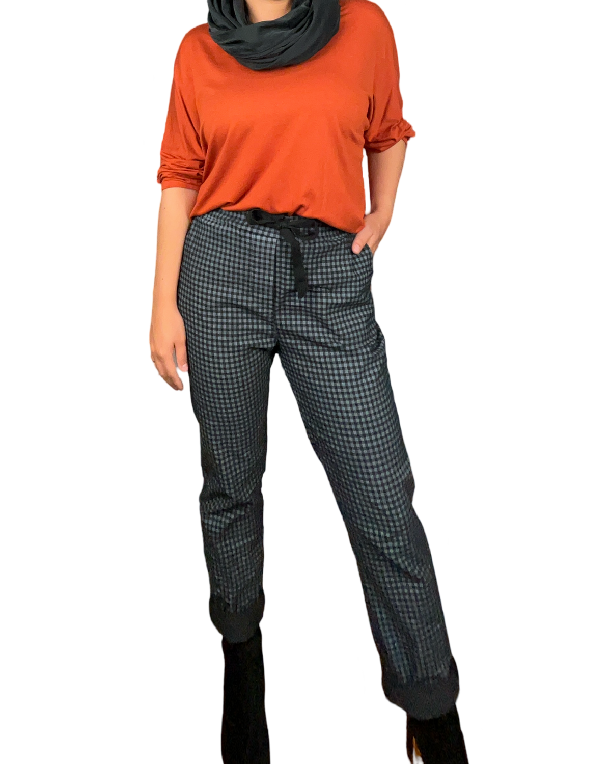 Chandail orange épicé pour femme à manche 3/4 avec pantalon carotté.