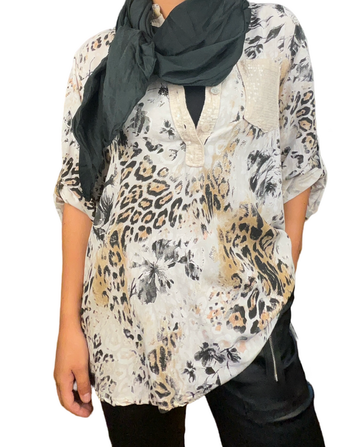 Blouse blanche pour femme avec imprimé de léopard avec foulard et camisole gainante grise à l'intérieur.