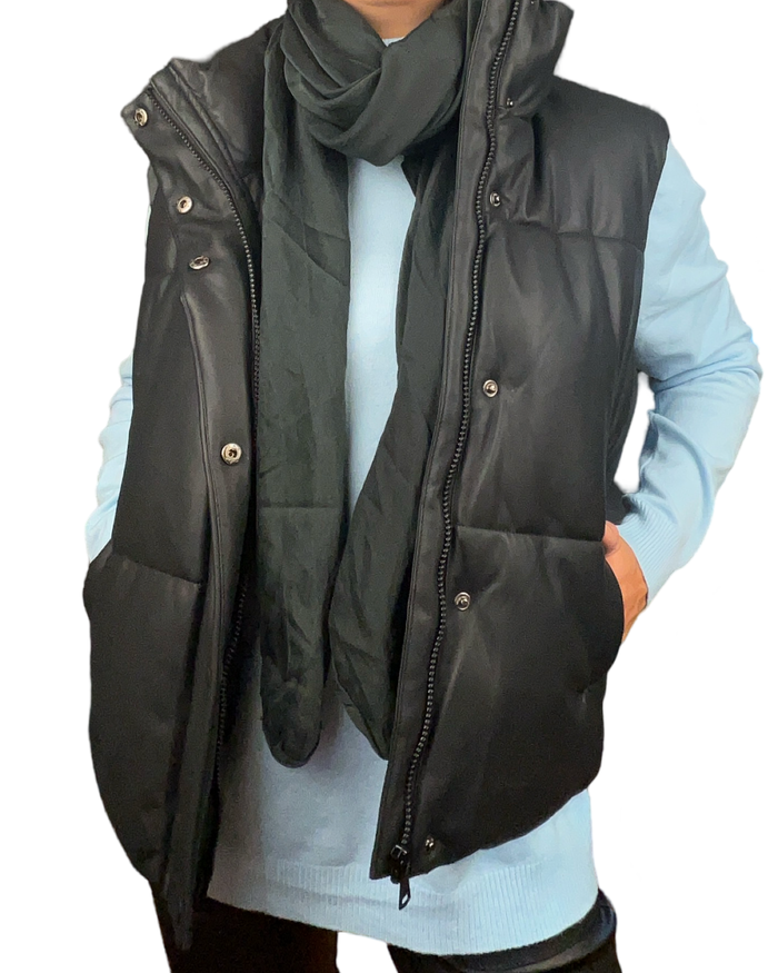 Veste rembourrée en cuir végan sans manche pour femme avec foulard noir.