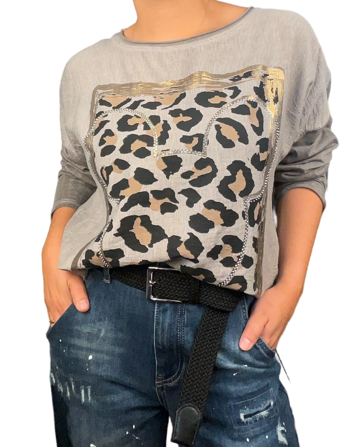 Chandail gris pour femme avec imprimé d'un carré animal print avec ceinture noire.