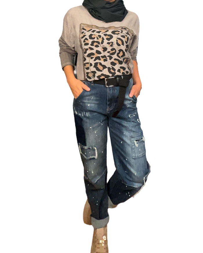 Chandail gris pour femme avec imprimé d'un carré animal print avec foulard noir, jeans et sneakers.