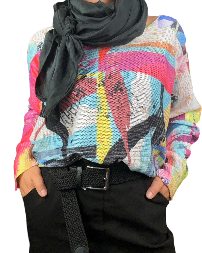 Chandail pour femme avec imprimé abstrait multicolore avec foulard noir et ceinture noire.