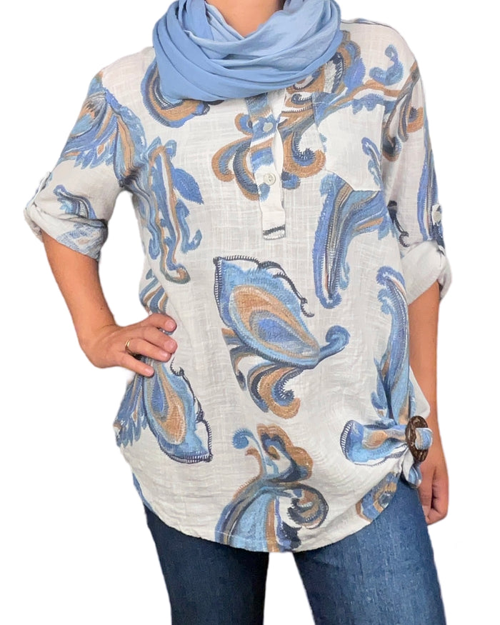 Blouse blanche pour femme avec imprimé de paisley avec foulard.