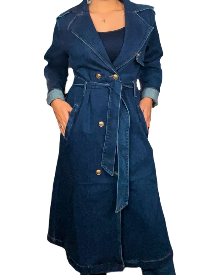 Manteau/trench long en jeans à manche longue pour femme avec camisole gainante.