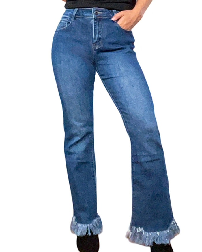 Jeans flare avec ourlet effiloché pour femme.