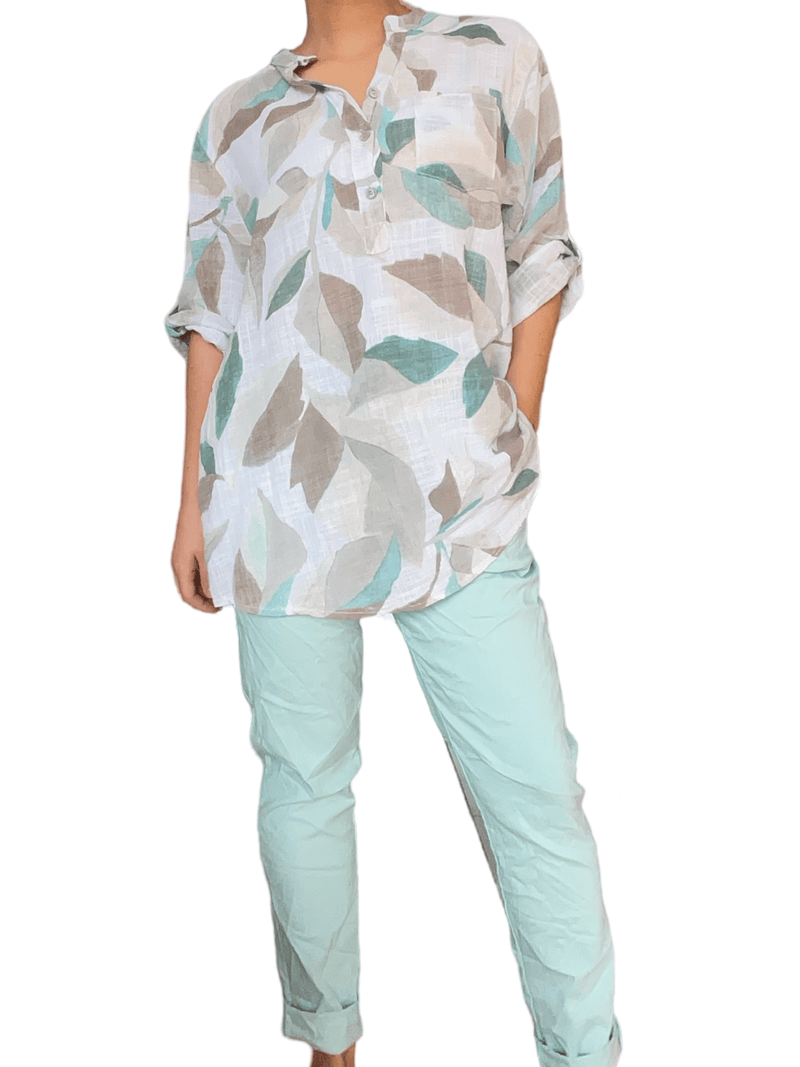 Blouse blanche avec imprimé de feuilles pour femme avec pantalon aqua.