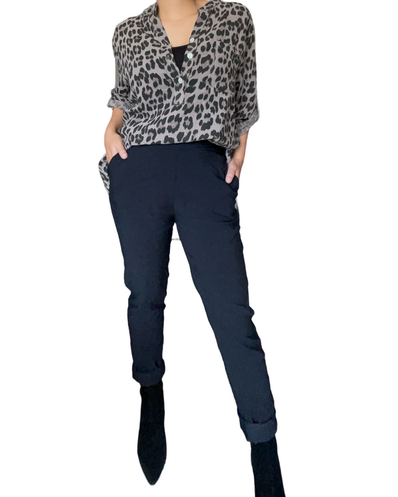 Blouse pour femme avec imprimé de léopard avec pantalon et bottillons.