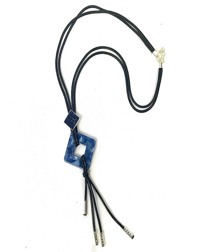 Bijoux, collier femme long noir avec un pendentif en résine carré bleu