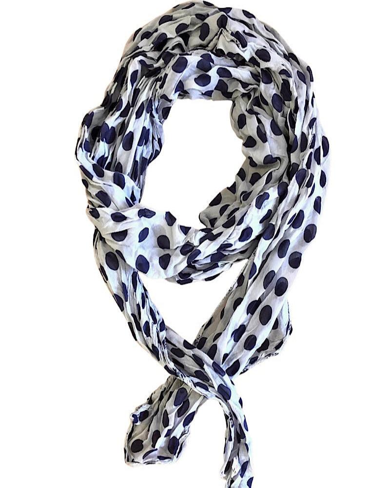 Foulard blanc à pois bleu marin pour femme.