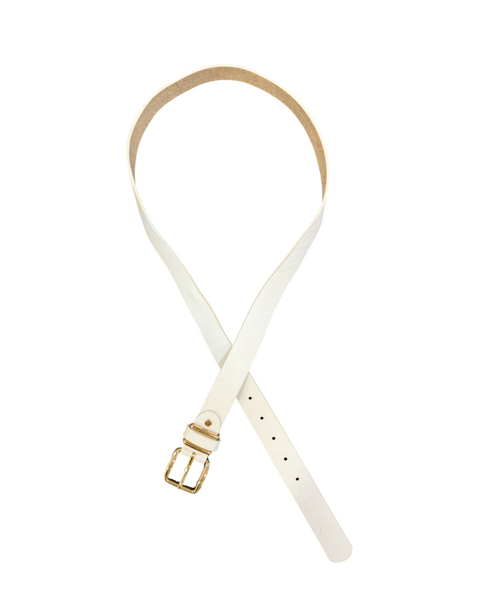 Ceinture blanche avec boucle carrée dorée pour femme.